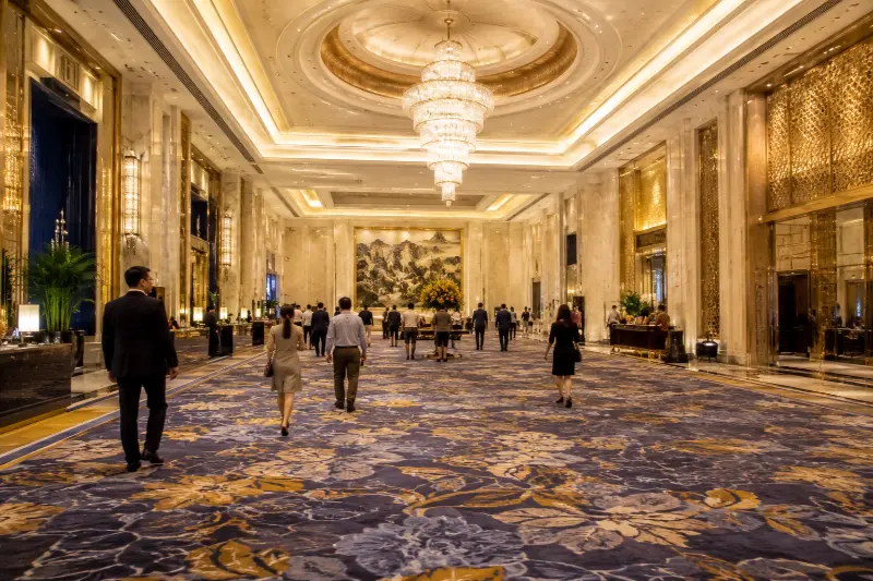 Como limpar o carpete do hotel Broadloom?