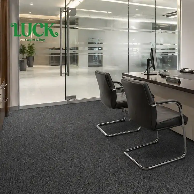 Solução tufada de fio tingido de parede a parede para bancos